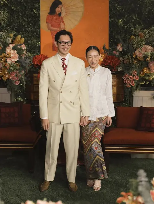 Kedua calon pengantin ini pun kompak mengenakan pakaian serba putih. Brandon Salim tampil lebih modern mengenakan setelan jas broken white dipadukan dasi maroon polkadot dengan inner kemeja putih.  [@brandonsalim]