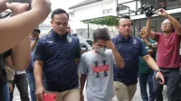 Pelaku pengancaman Anies Baswedan diamankan di Mapolda Jatim. (Dian Kurniawan/Liputan6.com)