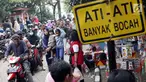 Pengunjung memadati kawasan Setu Babakan, Jakarta, Minggu (23/6/2019). Ribuan warga memadati kawasan Setu Babakan untuk berwisata dan menyaksikan beragam acara dalam rangka perayaan HUT ke-492 Jakarta. (Liputan6.com/Helmi Fithriansyah)