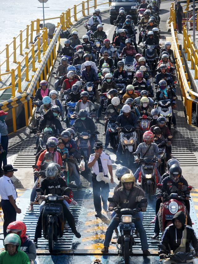 Pemudik yang memakai motor