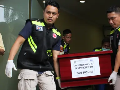 Petugas mengangkat peti berisi jenazah korban kebakaran Gedung Terra Drone, di Rumah Sakit Bhayangkara R. Said Sukanto atau RS Polri Kramat Jati, Jakarta, Rabu (10/12/2025). Suasana duka mendalam menyelimuti halaman belakang RS Polri Kramat Jati, Jakarta. (merdeka.com/magang/Rendi Saputra)