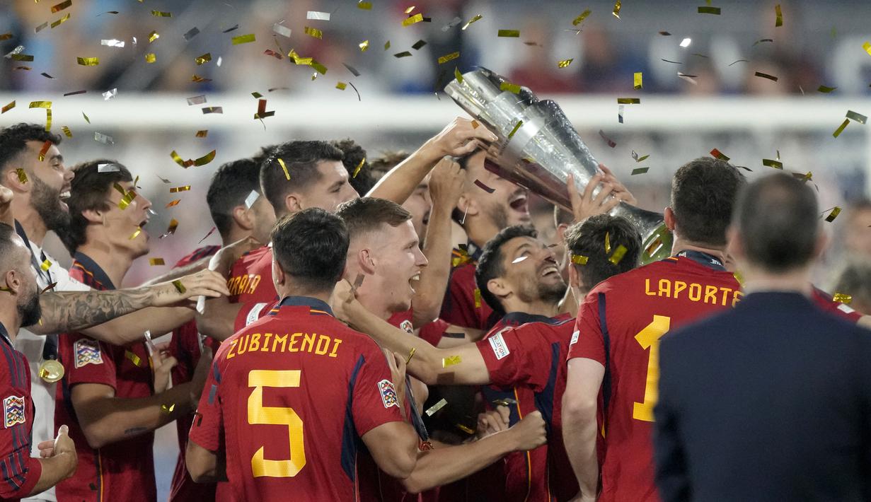 Laga dramatis tersaji pada final UEFA Nations League 2022/2023 antara Spanyol menghadapi Kroasia di De Kuip Stadium, Rotterdam, Senin (19/6/2023) dini hari WIB. Spanyol akhirnya keluar sebagai juara setelah menang 5-4 atas Kroasia lewat adu penalti setelah dalam waktu normal hingga perpanjangan waktu berakhir kedua tim sama-sama tak mampu mencetak gol. Dari 5 penendang pertama, baik Spanyol maupun Kroasia sama-sama mengalami satu kali kegagalan, hingga skor imbang 4-4. Dani Carvajal akhirnya menjadi penentu kemenangan 5-4 Spanyol atas Kroasia via sepakan Panenka-nya yang mengecoh kiper Dominic Livakovic, setelah sebelumnya Unai Simon mampu memblok eksekusi Bruno Petkovic. (AP Photo/Peter Dejong)