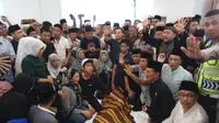 Jenazah mantan Wali Kota Palembang Romi Herton di rumah duka (Liputan6.com / Nefri Inge)