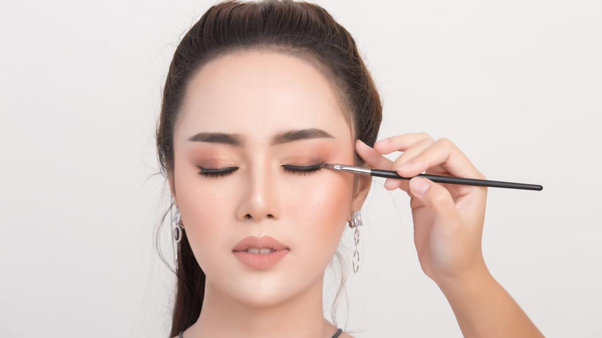 Rahasia Makeup untuk Menyulap Mata Lelah Jadi Lebih Fresh
