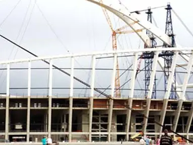 Engineers at Durban&#039;s Moses Mabhida 2010 Soccer stadium fit the final piece to the 350 metres long arch over the stadium in Durban on January 13, 2009. AFP PHOTO/RAJESH JANTILAL 