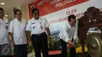 Menhub Budi Karya bersiap memukul gong saat soft launching Terminal Bus Pulo Gebang Jakarta, Rabu (28/12). Terminal ini disebut-sebut sebagai yang terbesar se-Asia Tenggara, dan akan dijadikan basis utama bus- AKAP. (Liputan6.com/Faizal Fanani)
