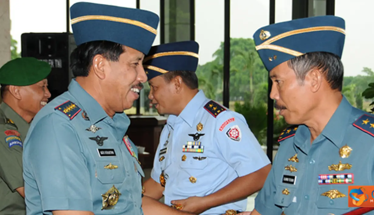 Citizen6, Jakarta: Panglima TNI Laksamana TNI Agus Suhartono mengucapkan selamat kepada Laksma TNI Tri Prasodjo dan Laksma TNI Dr. Suwarno K, yang selanjutnya akan menjabat sebagai Staf Khusus Kasal. (Pengirim: Badarudin Bakri). 
                        