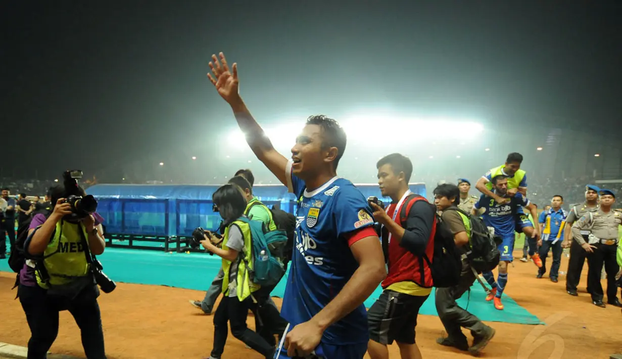 Pemain depan Persib Bandung, Firman Utina menyambangi suporter tim Maung Bandung usai menumbangkan Persipura Jayapura 5-3 di Stadion Gelora Sriwijaya, Palembang, (7/11/2014). (Liputan6.com/Helmi Fithriansyah)