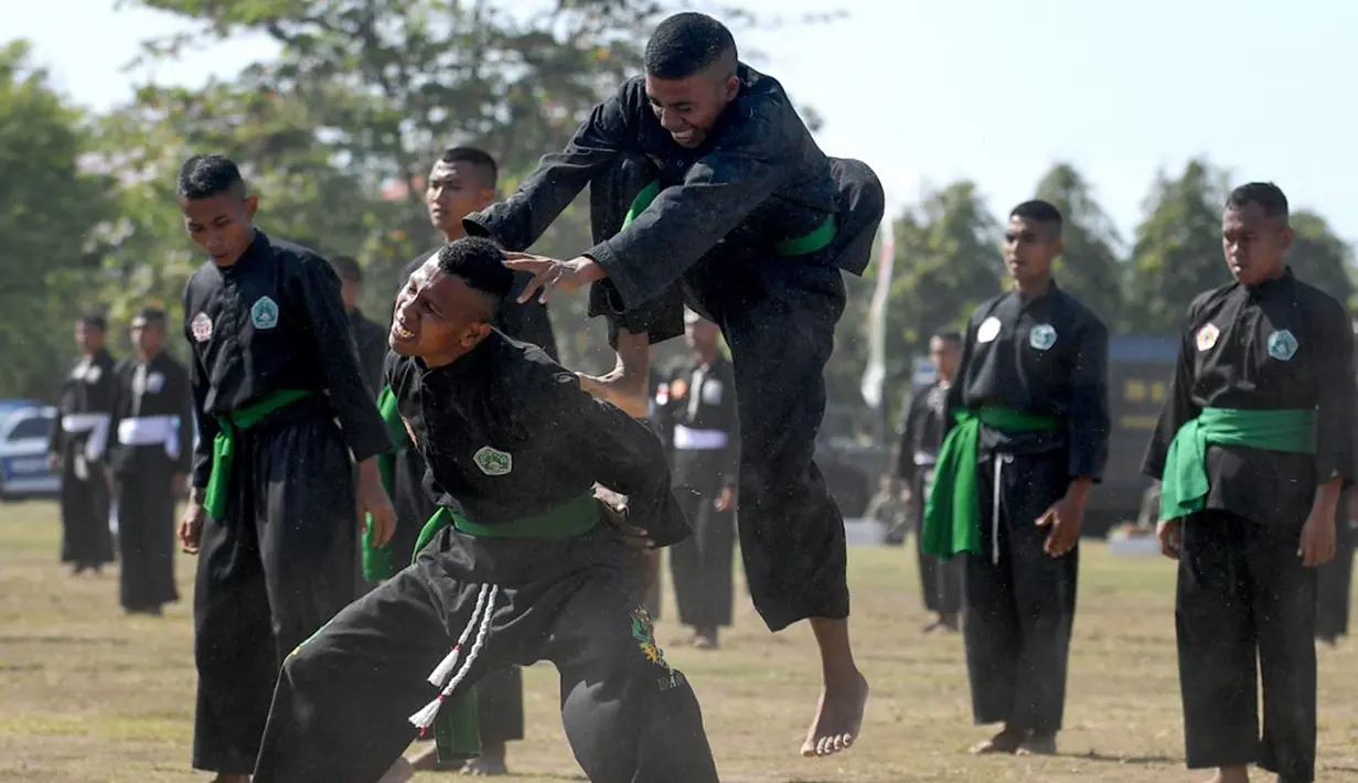 Prajurit TNI menampilkan atraksi bela diri militer saat peringatan HUT ke-78 TNI di Lapangan Puputan Margarana, Denpasar, Bali, Kamis (5/10/2023). Kegiatan yang digelar oleh Kodam IX/Udayana tersebut mengusung tema "TNI Patriot NKRI: Pengawal Demokrasi untuk Indonesia Maju" dengan menampilkan atraksi bela diri militer dan defile pasukan. (SONNY TUMBELAKA/AFP)