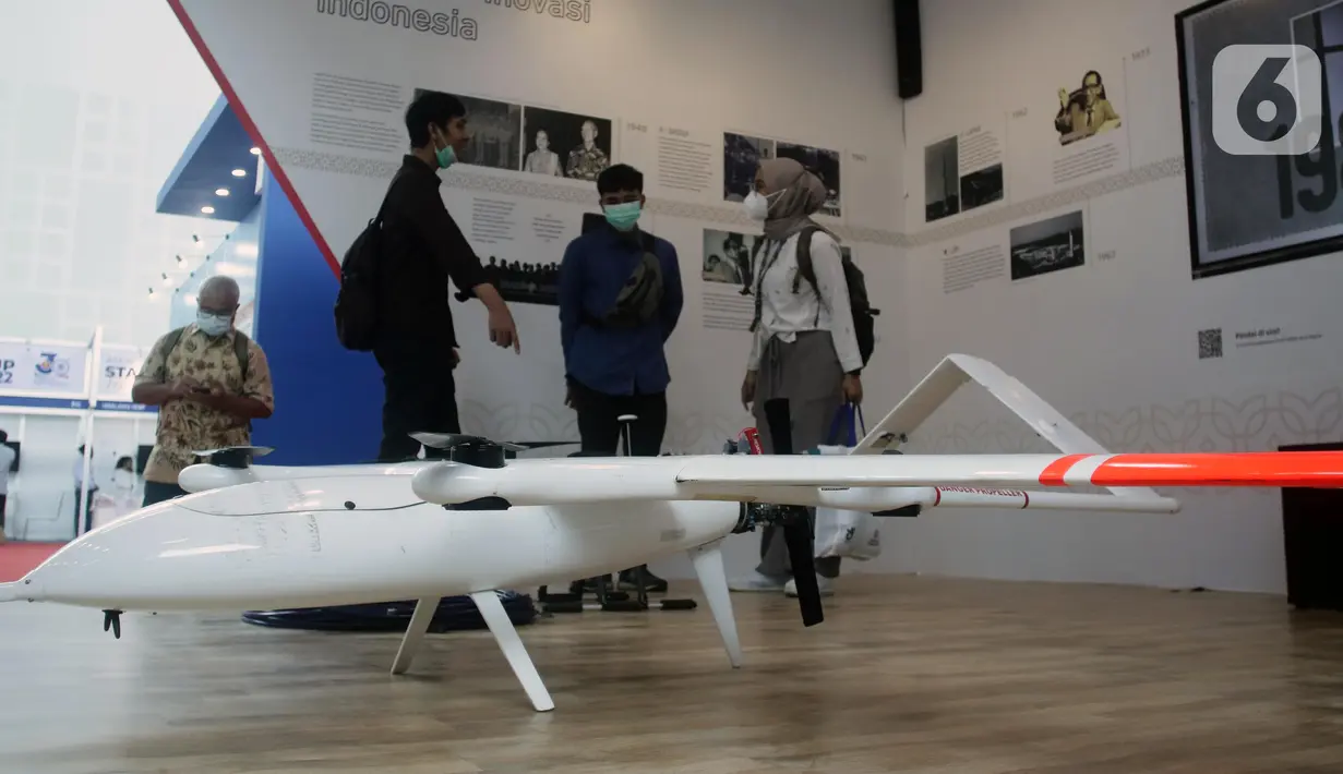 Pengunjung melihat inovasi teknologi yang dipamerkan saat pameran Riset dan Inovasi atau InaRI expo 2022 di  Inovation Convention Center, Cibinong Science Center, Kabupaten Bogor, Kamis (27/10/2022). Lewat pameran ini, BRIN ingin mendorong kolaborasi dengan berbagai pihak untuk memperkuat ekosistem riset dan inovasi. (Liputan6.com/Helmi Fithriansyah)