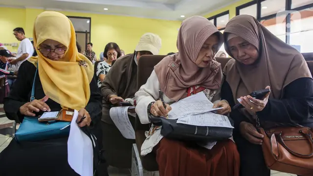 Warga Lansia Serbu Kantor Kelurahan Petukangan Utara Jakarta Selatan untuk Daftar Kartu Layanan Gratis