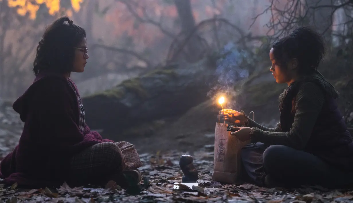 Gambar yang dirilis oleh Disney ini menunjukkan Belissa Escobedo (kiri) sebagai Izzy dan Whitney Peak sebagai Becca dalam film Hocus Pocus 2. Mereka secara tidak sengaja membuka segel pintu penjara yang didiami oleh penyihir Sanderson bersaudara. (Matt Kennedy/Disney via AP)