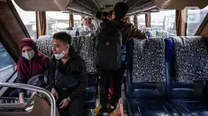 Sejumlah penumpang menaiki bus Antar Kota Antar Provinsi di Terminal Bayangan Lebak Bulus, Jakarta, Kamis (21/4/2022). Sebagian pemudik memilih pulang kampung lebih awal untuk menghindari puncak arus mudik yang diperkirakan dimulai pada H-5 dan H-3 Lebaran 2022. (Liputan.com/Faizal Fanani)