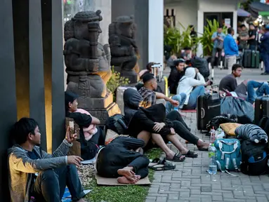 Orang-orang berkumpul di depan Kedutaan Besar Republik Indonesia (KBRI) di Phnom Penh, Kamboja, pada Rabu 21 Januari 2026. Kedutaan Besar RI (KBRI) Phnom Penh, Kamboja, menyampaikan ada sekitar 1.440 Warga Negara Indonesia (WNI) datang langsung setelah keluar dari sindikat penipuan daring (online scam). (TANG CHHIN Sothy/AFP)