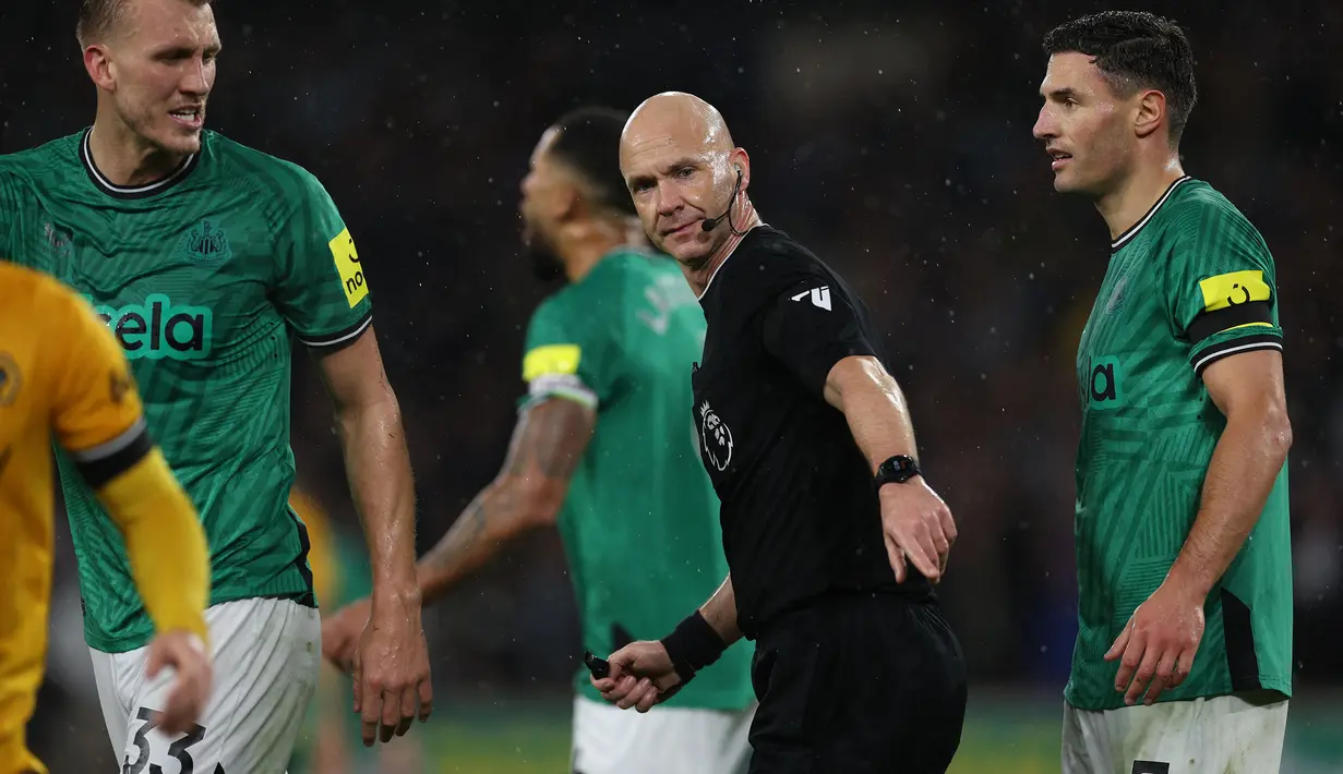 Wasit Anthony Taylor didepak ke Championship akibat keputusan kelirunya menghukum tendangan penalti kepada Wolverhampton Wanderers saat menghadapi Newcastle United pada laga pekan ke-10 Premier League 2023/2024 (28/10/2023). (AFP/Adrian Dennis)