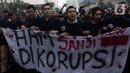 Mahasiswa Universitas Trisakti melakukan aksi unjuk rasa di sekitar Kawasan Patung Arjuna Wijaya atau Patung Kuda, Jakarta, Kamis (12/5/2022). Mereka menuntut penyelesaian kasus pelanggaran HAM yang terjadi saat aksi reformasi 1998. (Liputan6.com/Helmi Fithriansyah)