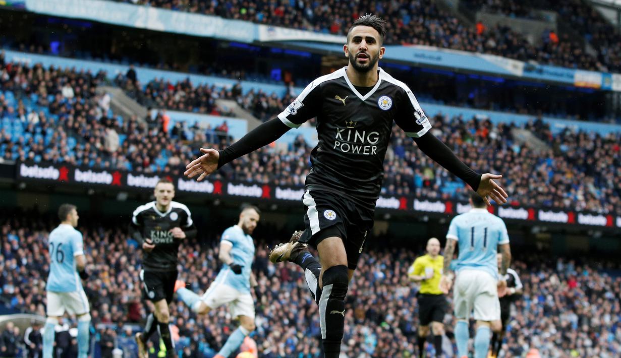 Pemain Leicester City, Riyad Mahrez, merayakan gol yang dicetaknya ke gawang Manchester City dalam lanjutan Liga Inggris di Stadion Etihad, Manchester, Sabtu (6/2/2016) malam WIB. (AFP/Adrian Dennis)