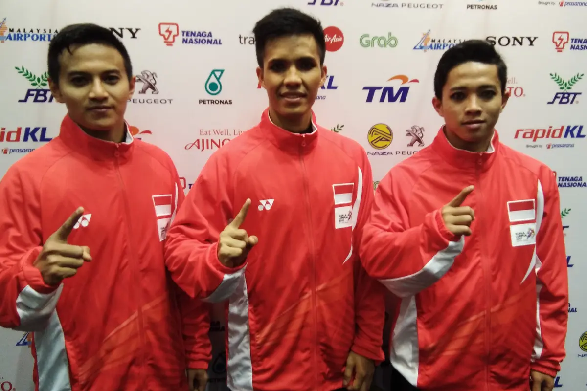 Regu pesilat Indonesia, Asep Yuldan, Nunu Nugraha, dan Anggi Faisal (kiri ke kanan) memamerkan medali SEA Games 2017. (Liputan6.com/Cakrayuri Nuralam)