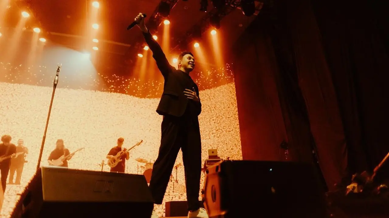 Potret Tulus Saat Konser di Bandung Sebagai Rangkaian Tulus Tur Manusia 2023