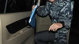 Tubagus Chaeri Wardhana membawa dokumen saat turun dari mobil tahanan, Jakarta, Senin (21/3). Wawan diperiksa sebagai tersangka perkara dugaan korupsi proyek pengadaan alat kesehatan di Provinsi Banten tahun 2011-2013. (Liputan6.com/Helmi Afandi)