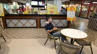 Pengunjung menunggu makanan di sela pembukaan New Food Court dengan konsep “Pecinan” di Gajah Mada Plaza, Jakarta (01/11/2022) (Liputan6.com)