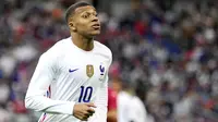 Kylian Mbappe - Talenta muda ini digadang-gadang bakal bersinar bersama Prancis di Euro 2020. Namun yang terjadi sebaliknya, Mbappe justru menjadi biang tersingkirinya Les Blues dari pesta sepak bola Benua Biru itu setelah gagal mengeksekusi tendangan penalti melawan Swiss.(AP/Francois Mori)