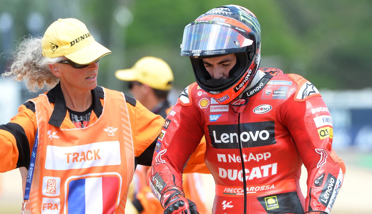 Usai disalip, Francesco Bagnaia yang memperkuat Ducati Lenovo berusaha mengambil alih pimpinan lomba dari Enea Bastianini. Namun ia malah terjatuh akibat terlalu melebar dalam menikung di tikungan ke-8. Francescio Bagnaia pun gagal meneruskan lomba akibat insiden tersebut. (AFP/Jean-Francois Monier)