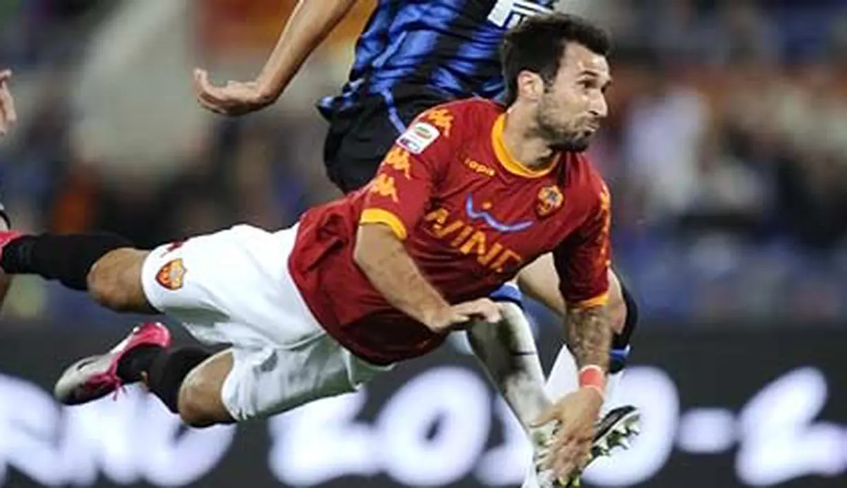 Gaya diving header dari Mirko Vucinic yang menghasilkan gol tunggal kemenangan AS Roma atas Inter Milan pada partai Serie A di Stadio Olimpico, Roma, 25 September 2010. AFP PHOTO/Filippo MONTEFORTE