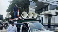 Aliansi masyarakat dan mahasiswa menggelar unjuk rasa di depan Pengadilan Negeri (PN) Jakarta Barat, Selasa (9/5/2023). (Dok. Istimewa)