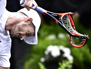 Petenis Skotlandia, Andy Murray, mematahkan raketnya setelah ditaklukkan petenis Australia, Alex De Minaur, pada laga Paris Masters di Accor Arena, Paris, Senin (30/10/2023). (AFP/Julien De Rosa)