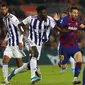 Striker Barcelona, Lionel Messi, berusaha melewati pemain Real Valladolid pada laga La Liga 2019 di Stadion Camp Nou, Selasa (29/10). Barcelona menang 5-1 atas Real Valladolid. (AP/Joan Monfort)