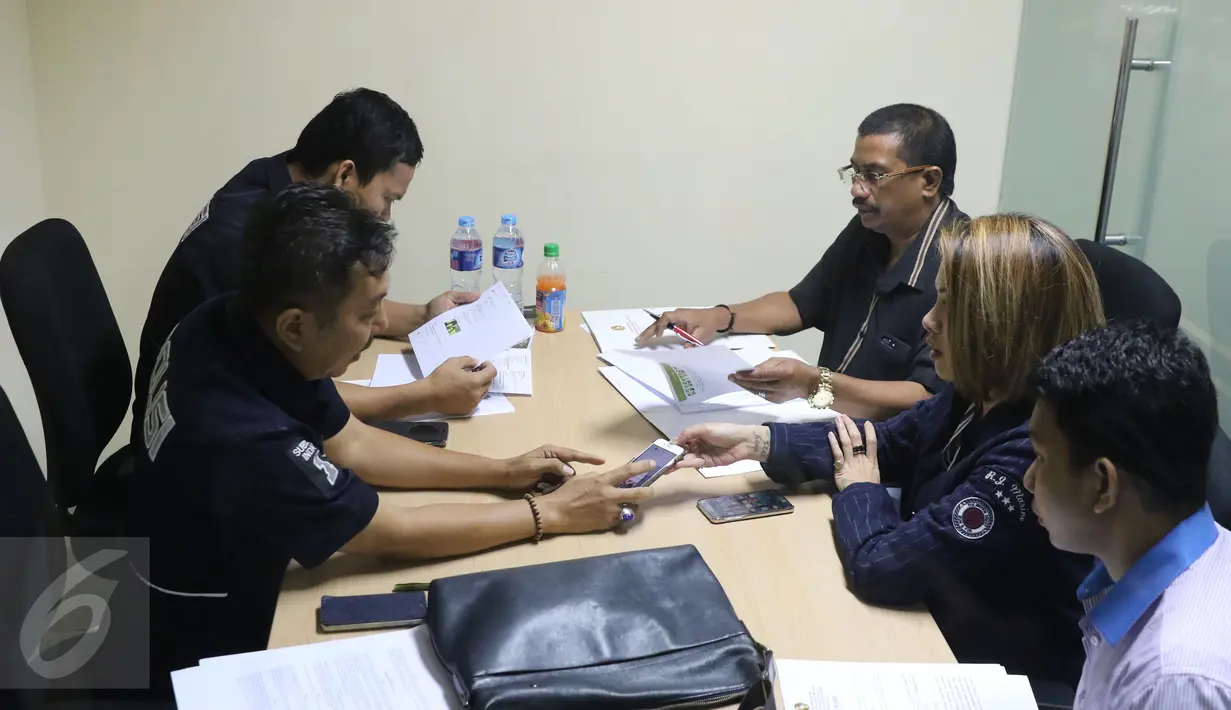 Aktris Nikita Mirzani saat berada di ruang konseling di SPK Polda Metro Jaya, Jakarta, Sabtu (29/10). Nikita Mirzani melaporkan Julia Perez atas dugaan pencemaran nama baik melalui sosial media. (Liputan6.com/Herman Zakharia)