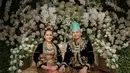 Momen tersebut pun dirayakan pasangan selebriti ini dengan kembali menjadi pengantin mengenakan pakaian khas Jawa. [@raffinagita1717/@erniaredberry]