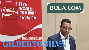 Wawancara eksklusif Bola.com dengan legenda Timnas Brasil, Gilberto Silva, di sela-sela pameran trofi Piala Dunia kolaborasi FIFA dan Coca-Cola pada Kamis (22/1/2025) di JICC, Jakarta. (Bola.com/Ario Yosia)