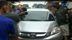 Warga yang curiga mendatangi mobil tersebut. Namun mendapati pengemudinya tidak bereaksi saat kaca mobil diketuk.