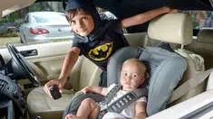 Zavi bahkan lebih hebat dari pada petugas kepolisian yang berusaha membuka paksa pintu mobil itu. 