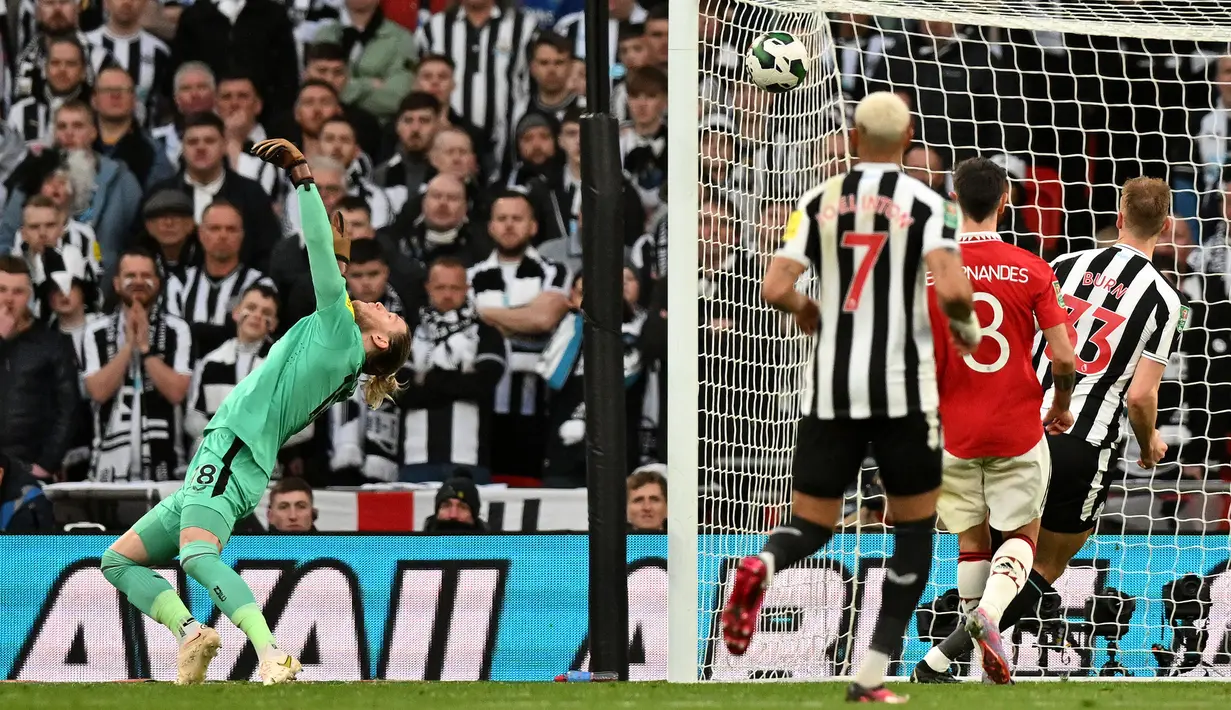 <p>Kiper Newcastle, Loris Karius (kiri) gagal menangkap bola tendangan pemain Manchester United, Marcus Rashford pada laga final Carabao Cup 2022/2023 di Stadion Wembley, London, Senin (27/02/2023) dini hari WIB.&nbsp;(AFP/Glyn Kirk)</p>
