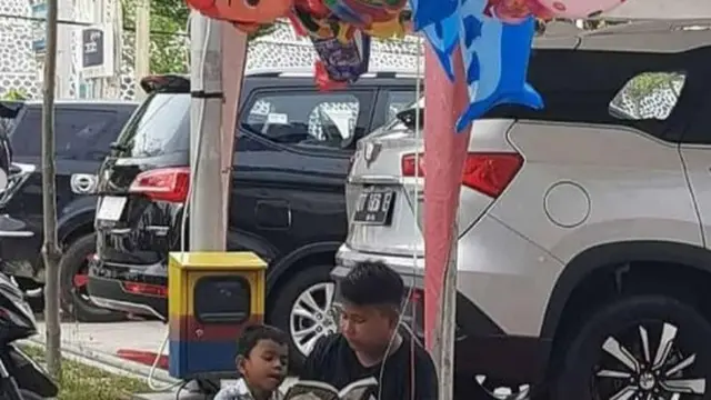 Kakak Beradik Ini Tetap Belajar Baca Al-Quran Sambil Jualan Balon, Bikin Terharu