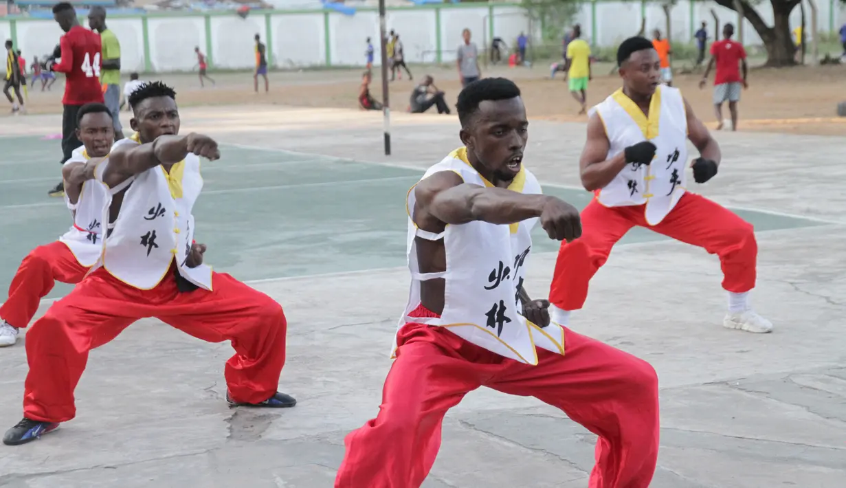 Sejumlah pemuda Tanzania dari Dragon Warriors Club berlatih kungfu di pusat kota Dar es Salaam, Tanzania, pada 25 Agustus 2020. Kungfu, seni bela diri China semakin populer di kalangan anak muda Tanzania. (Xinhua)