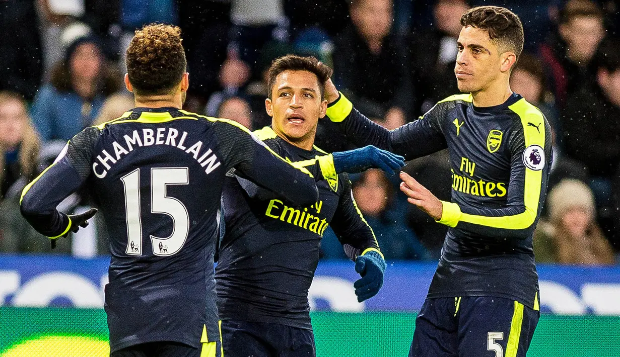 Para pemain Arsenal merayakan gol yang dicetak Alexis Sanchez ke gawang Swansea. Gol-gol The Gunners diciptakan oleh Olivier Giroud, Alexis Sanchez dan dua buah gol bunuh diri. (EPA/Aled Llywelyn)