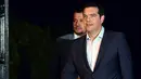 Perdana Menteri Yunani Alexis Tsipras berjalan keluar dari Istana Presiden di Athena, Kamis (20/8/2015). Dia mengumumkan pengunduran dirinya dan menyerukan pemilu dini tanggal 20 September. (AFP PHOTO/LOUISA GOULIAMAKI)