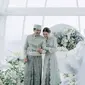 Dari pengantin internasional, pasangan ini berganti busana menjadi penganti Sulawesi. Keduanya serasi dengan nuansa hijau mint [instagram/miktambayong]