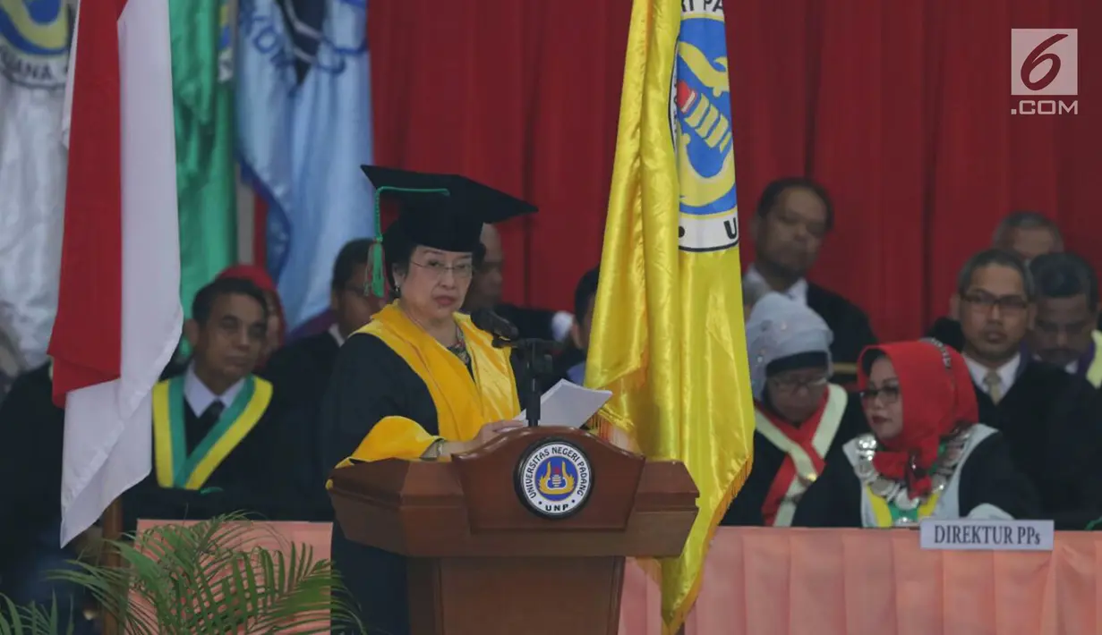 Presiden Kelima RI, Megawati Soekarnoputri menyampaikan pidato setelah menerima gelar Doctor Honoris Causa dari Universitas Negeri Padang (UNP), Rabu (27/9). Gelar ini diberikan berkat jasa Mega dalam politik pendidikan. (Liputan6.com/Helmi Fithriansyah)