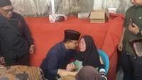 mantan Gubernur DKI Jakarta Anies Baswedan saat mengunjungi rumah duka Affan Kurniawan, pengemudi ojol yang tewas terlindas baracuda polisi saat demo rusuh di Jakarta. (Liputan6.com/ Winda Nelfira)&nbsp;