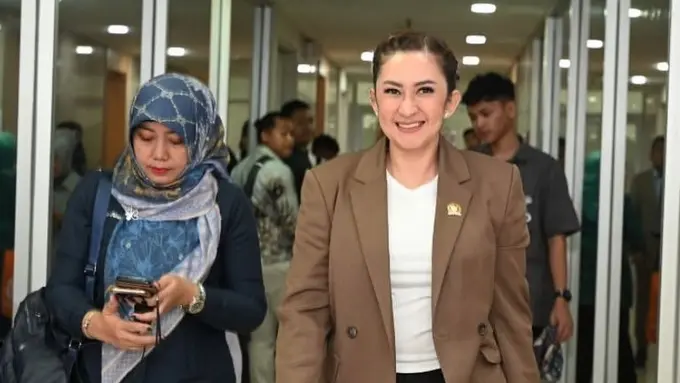 Office Look Nafa Urbach saat Ngantor di Gedung DPR RI