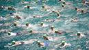 Para peserta memenuhi Danau Zurich saat berpartisipasi dalam perhelatan tahunan di Swiss, 5 Juli 2017. Dalam ajang tersebut, ratusan orang harus bersaing mengarungi Danau Zurich sejauh 1,5 kilometer. (AFP PHOTO / Michael Buholzer)