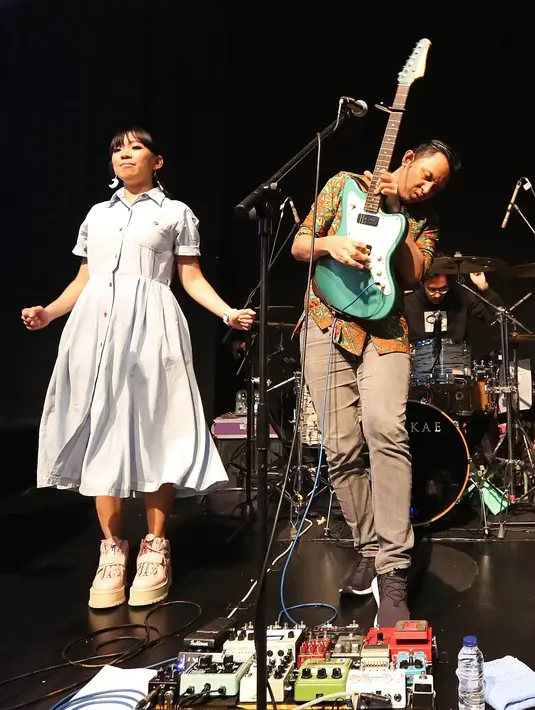 "Sepertinya kalian terlalu tertib, ayo lompat bersama," seru Iga Massardi di tengah-tengah lagu. (Bambang E. Ros/Bintang.com)