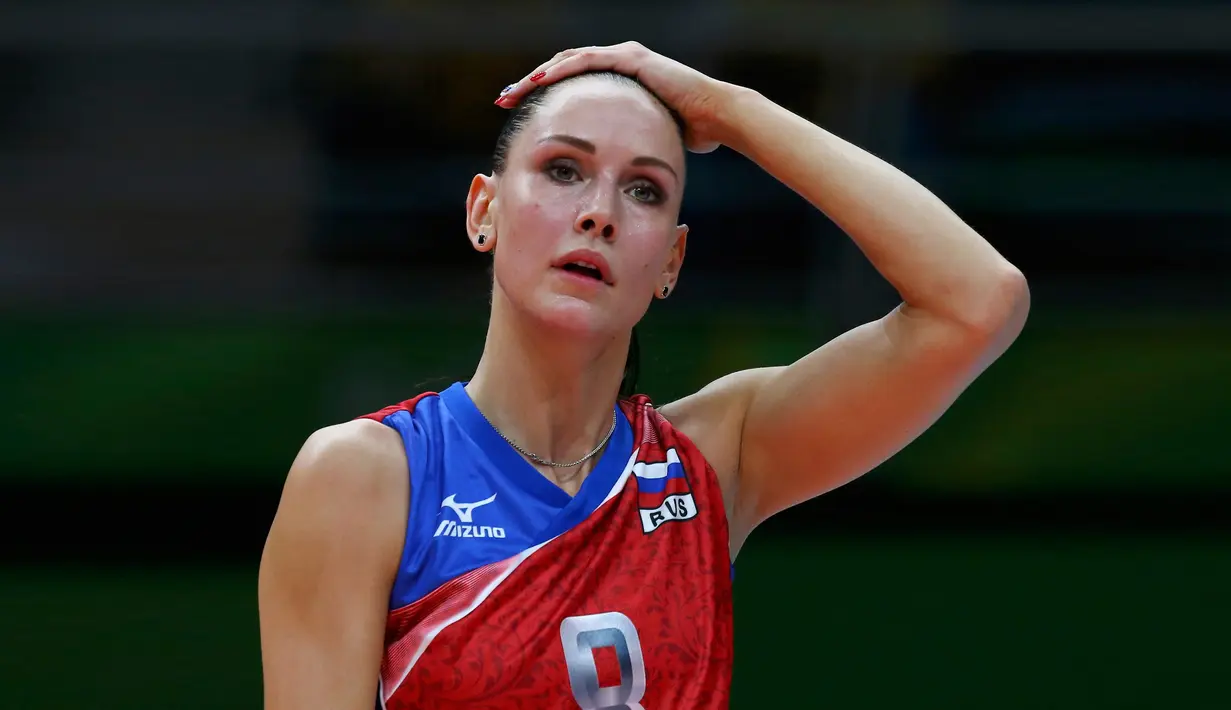 Atlet voli asal Rusia, Nataliya Goncharova memegang kepalanya saat bertanding melawan tim dari Korea Selatan di Olimpiade 2016 di Maracanazinho, Rio de Janeiro, Brasil, (8/8). Atlet 27 tahun ini memiliki tinggi badan 1,94 m. (REUTERS/Marcelo del Pozo)