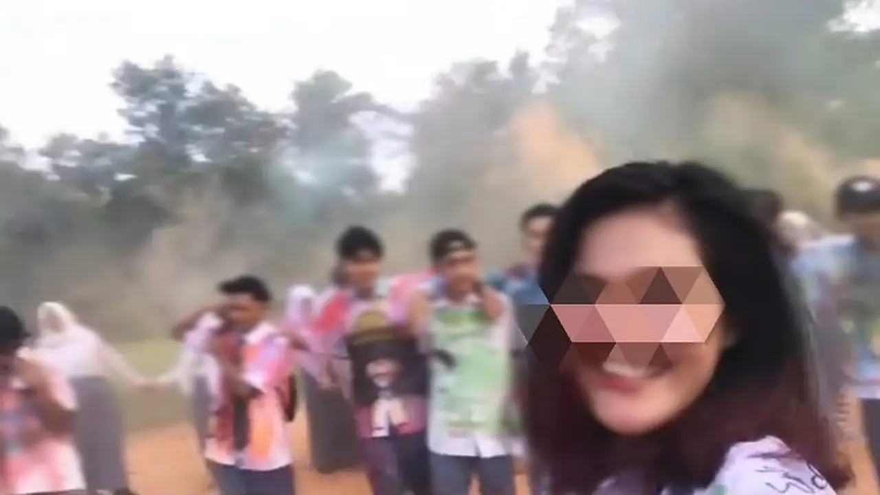 Potongan video perayaan kelulusan SMA di Rokan Hulu, Riau, di tengan pandemi virus corona.