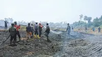 Upaya pemadaman kebakaran lahan di Kabupaten Bengkalis, Riau. (Liputan6.com/M Syukur)